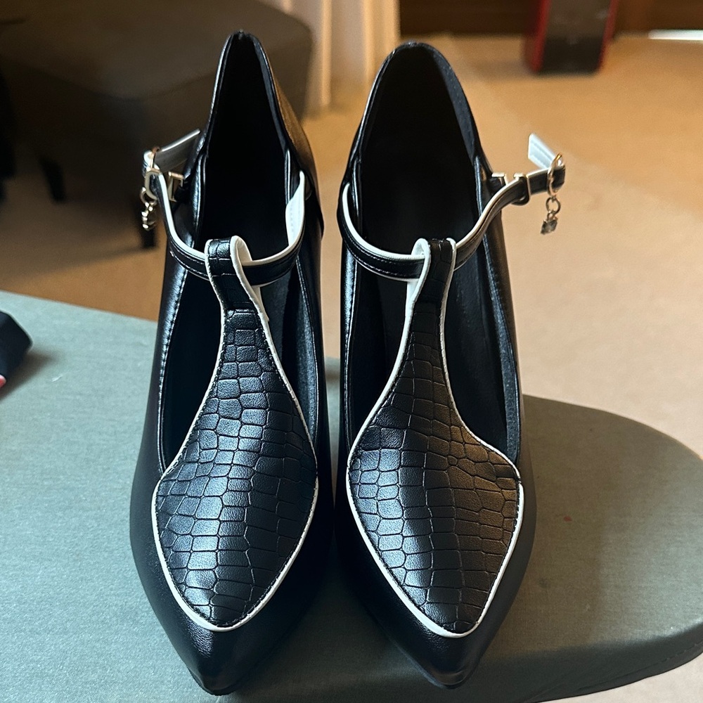 Pointed Black T-Strap Pumps with Croc-Texture and Contrast Trim